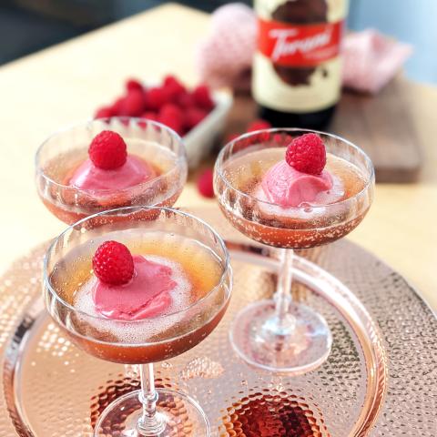 Chocolate Raspberry Sorbet Sparking Cocktail >